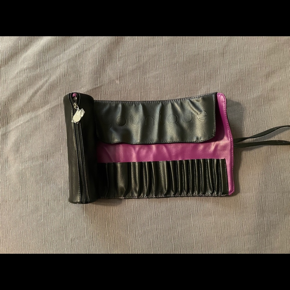 New‼️Younique make-up brush roll - Picture 1 of 3